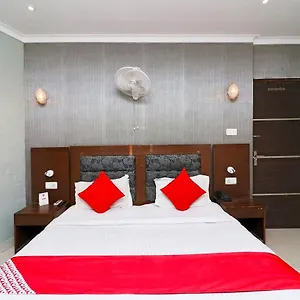 Oyo Metro Tower Near Ambience Mall 3* New Delhi